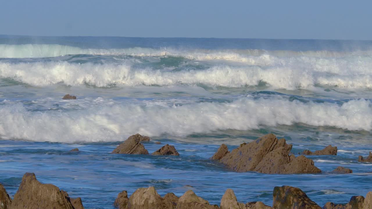 风浪拍打着岩石海滩视频素材