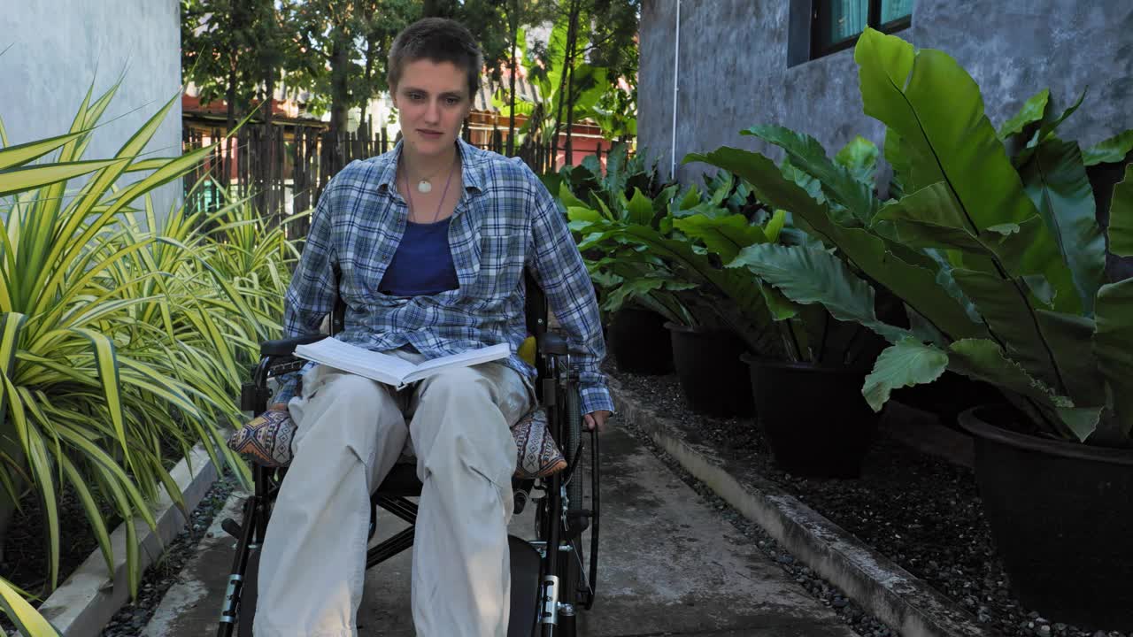 在酒店的公园里，轮椅使用者可以自由活动，强调了对残疾人的包容和住宿的需求。视频下载