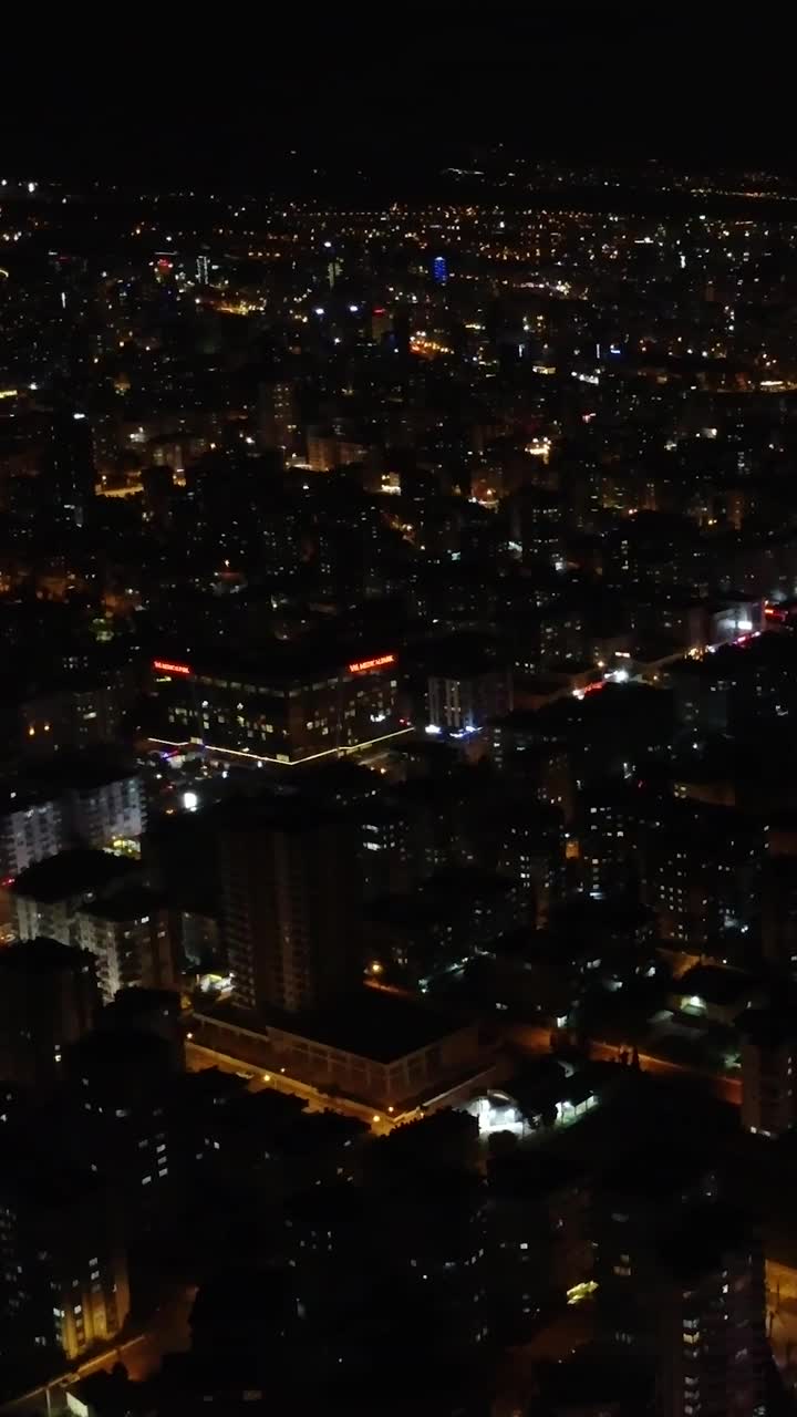 从上面看:夜晚，市中心的灯光炫目，捕捉夜晚，市中心的活力。探索夜晚，市中心的景色，城市的光芒和生活的奇观视频素材