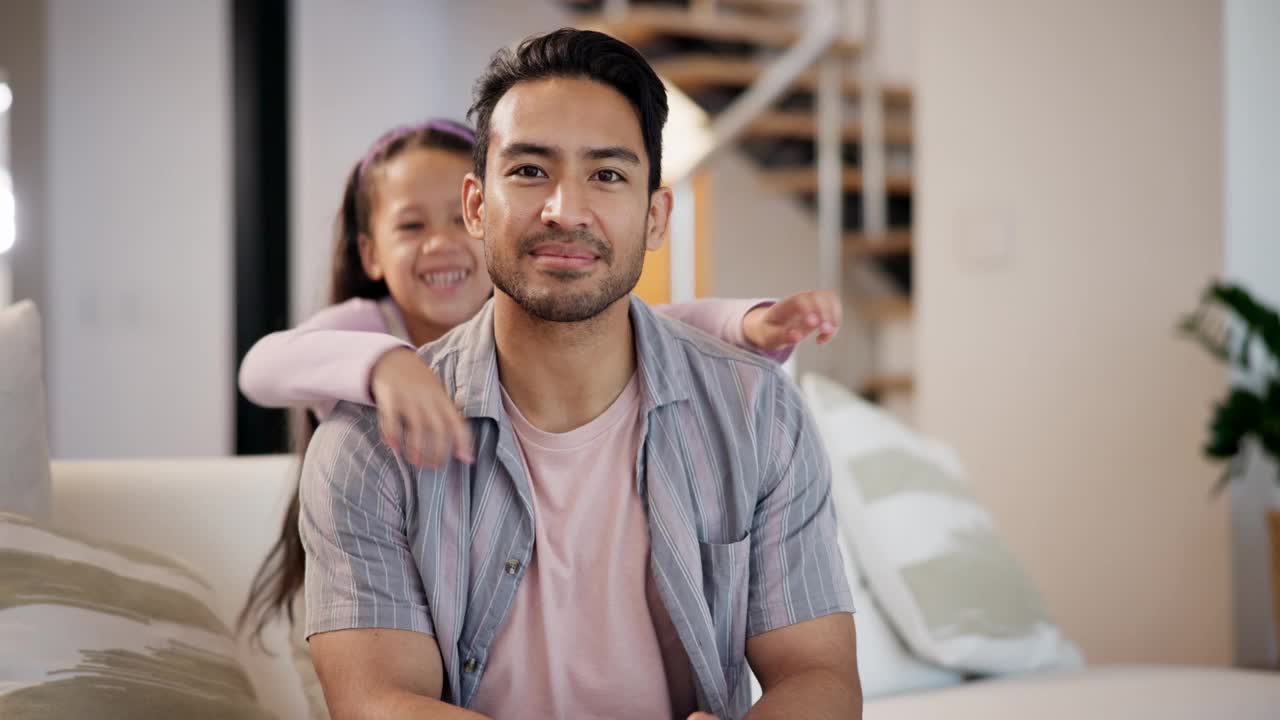 面对，父亲或女孩拥抱支持在家里照顾，安全或粘在一起放松在沙发上。微笑，爱或快乐的单亲爸爸和有趣的孩子为安全，女儿或孩子在家里视频素材