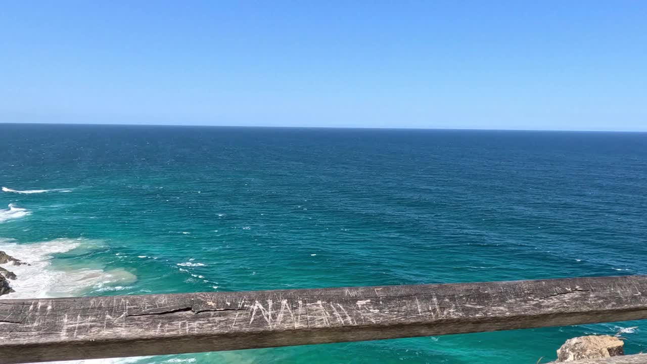 海岸悬崖和汹涌的大海视频素材