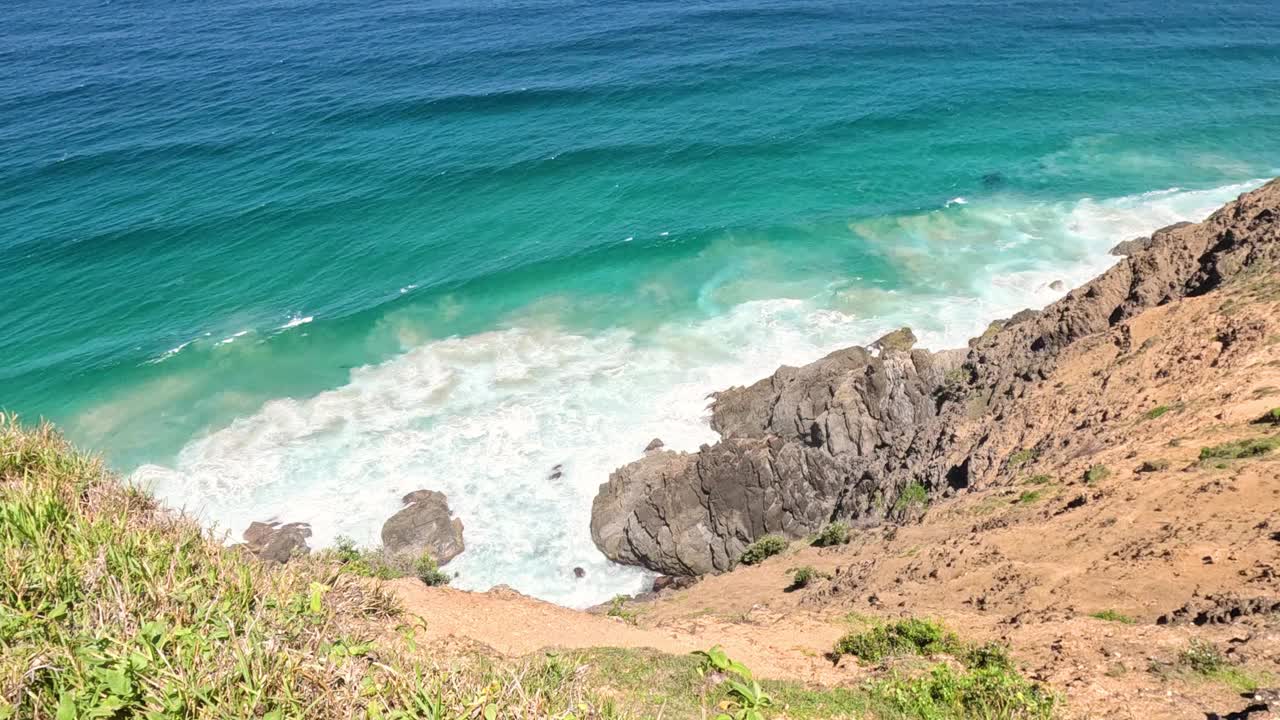 海岸悬崖和绿松石般的海浪视频素材