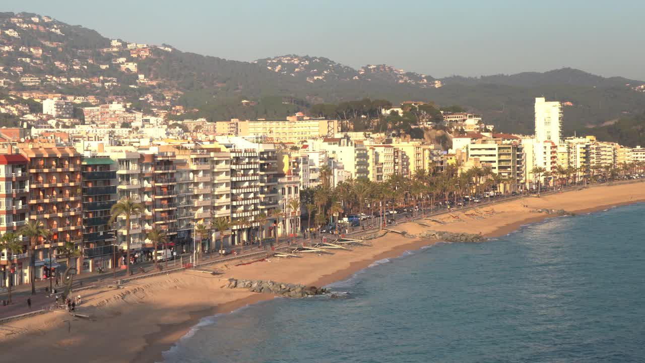 从观察点俯瞰全景。步行区和Lloret del Mar海滩的景色视频素材