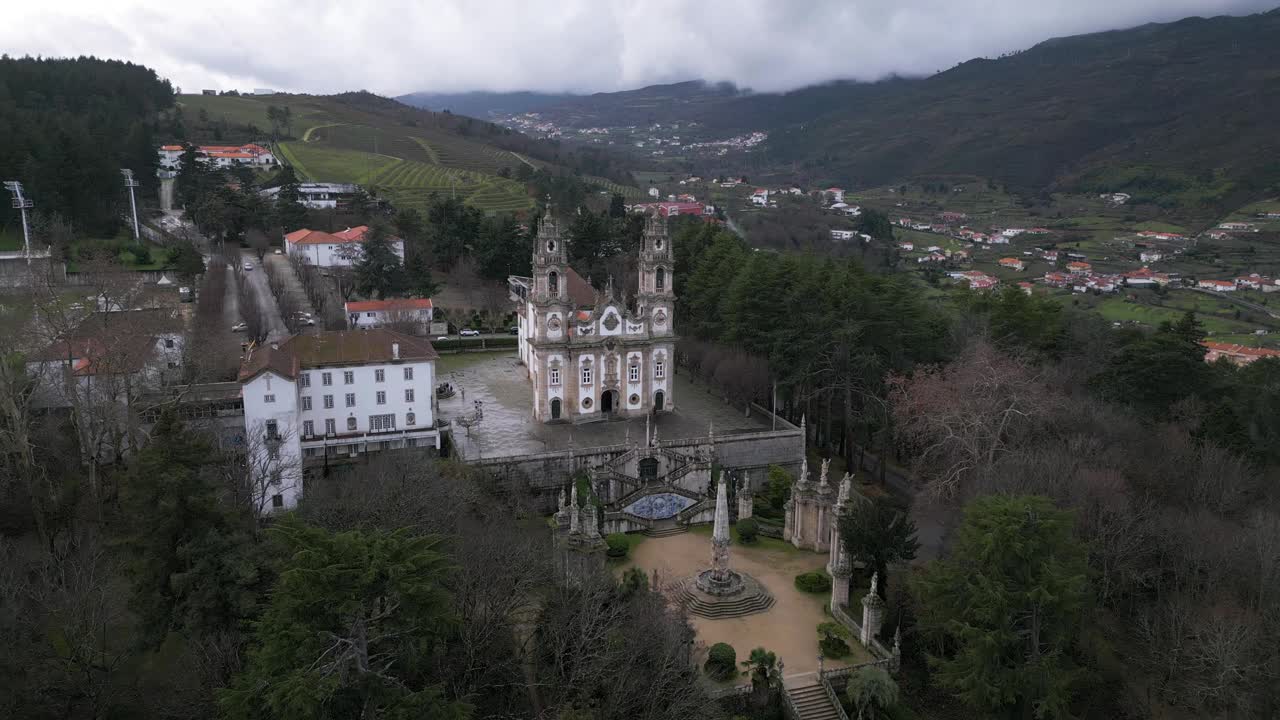 葡萄牙拉梅戈，Santuário de Nossa Senhora dos remsamdios的航拍图视频素材