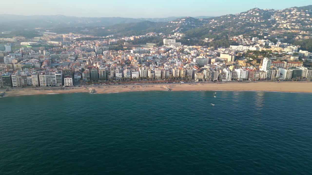 航拍著名的旅游胜地，地中海沿岸小镇，西班牙加泰罗尼亚视频素材