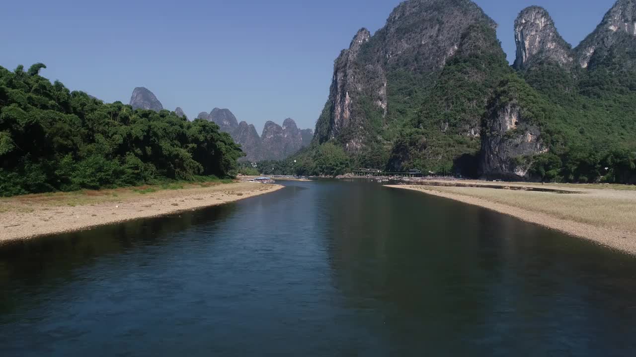 喀斯特山脉中漓江的航空摄影视频下载