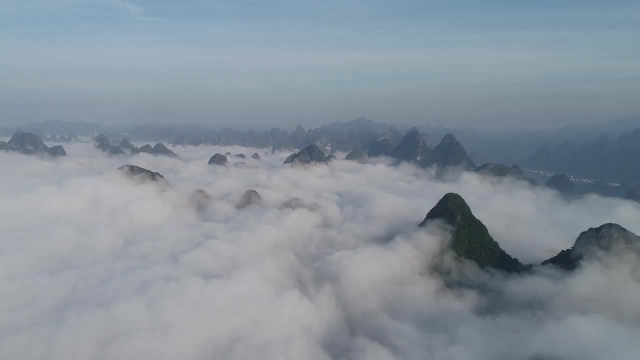 鸟瞰喀斯特山脉和美丽的云景。位于中国广西桂林市阳朔县兴平古镇附近。视频下载