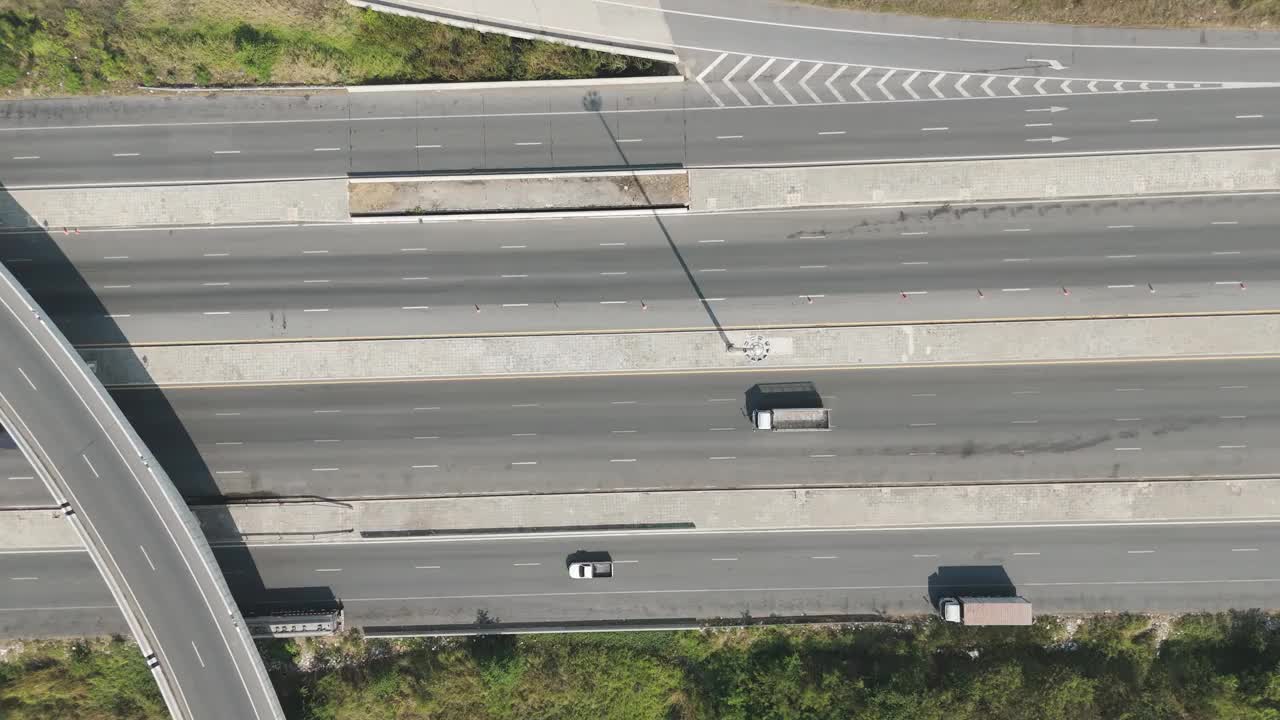 无人机拍摄的风景乡村公路交通鸟瞰图乡村道路交通视频素材