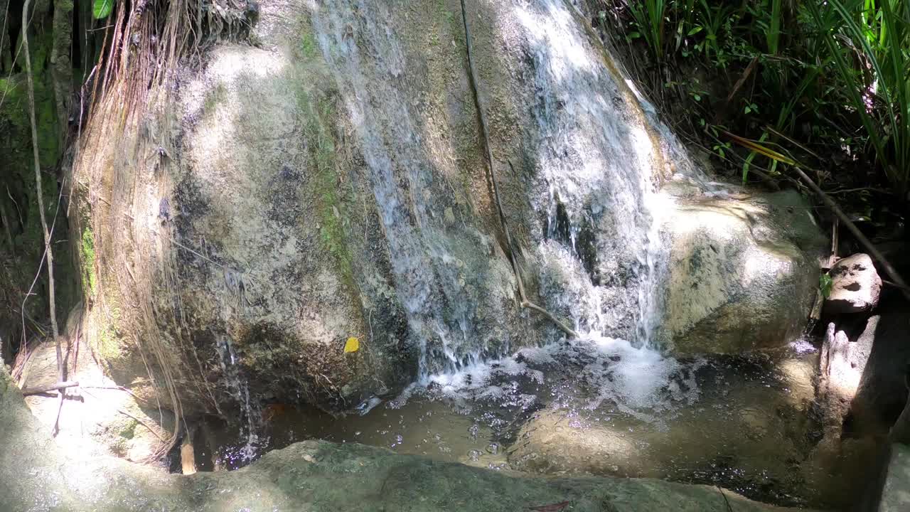 在岩石上流动的淡水视频素材