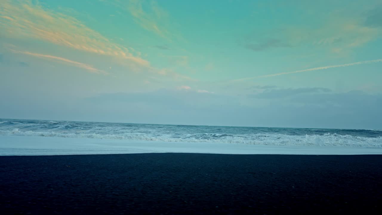 巨大的海浪冲击着冰岛黑沙滩的海岸。视频素材