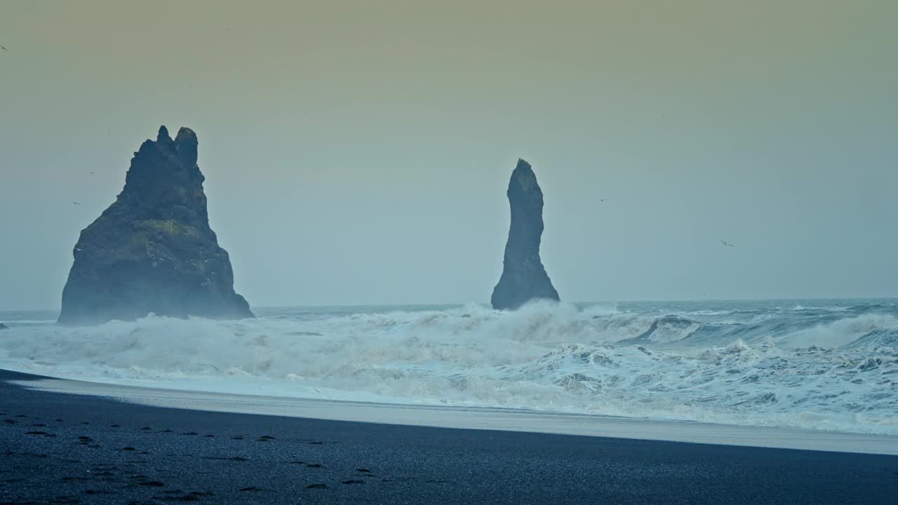 冰岛Reynisfjara海滩上令人惊叹的巨浪冲击海岸的景色。火山黑色沙滩的景色。北大西洋波涛汹涌。视频素材