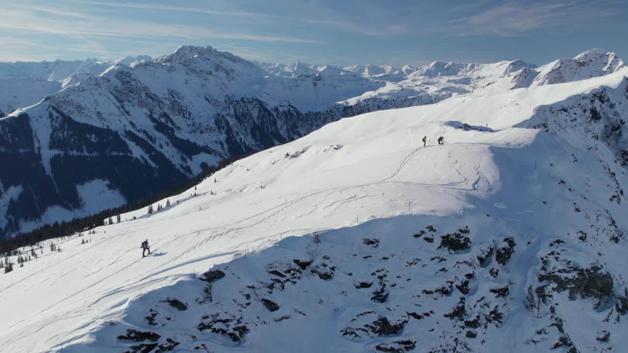 冬季，奥地利萨尔巴赫-辛特格勒姆的登山滑雪场的徒步旅行者。空中拍摄视频素材