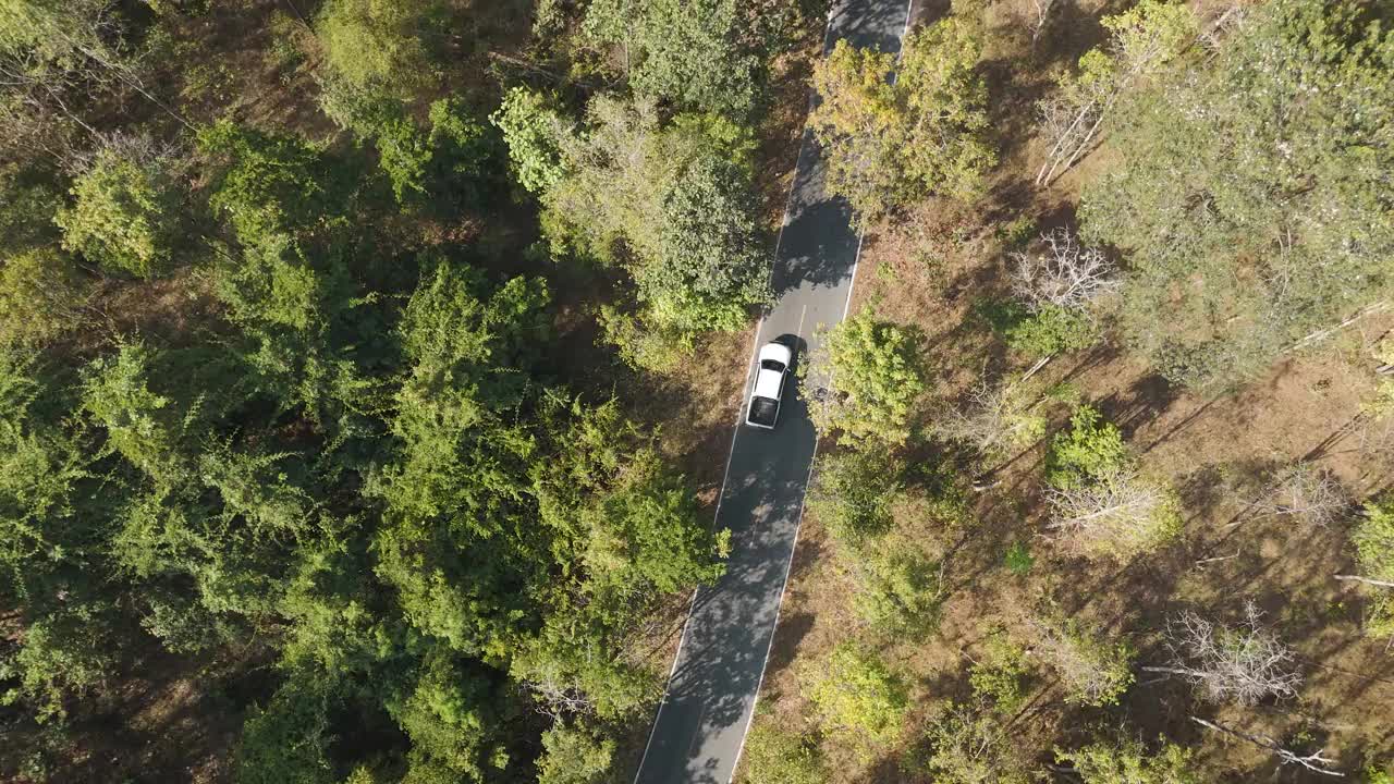 无人机镜头鸟瞰风景风景驾驶皮卡车荒芜的道路在农村地方旱季视频素材