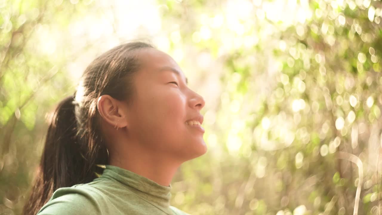 特写:一个女人在森林里做瑜伽敬礼视频素材