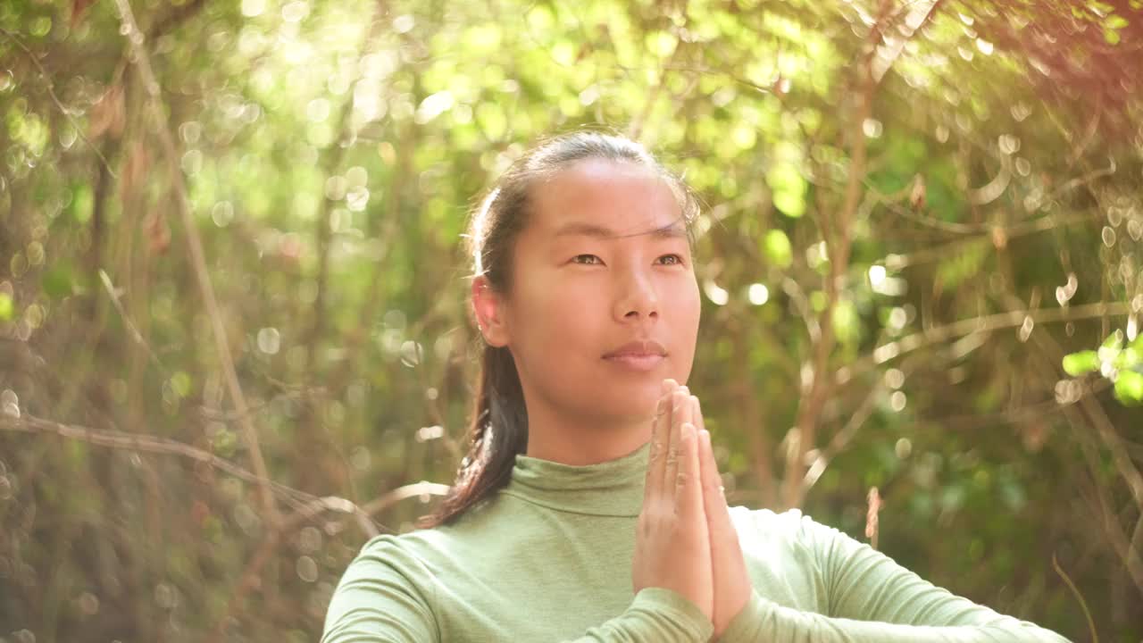 特写:森林中女子的双手摆出佛教祈祷的姿势视频素材