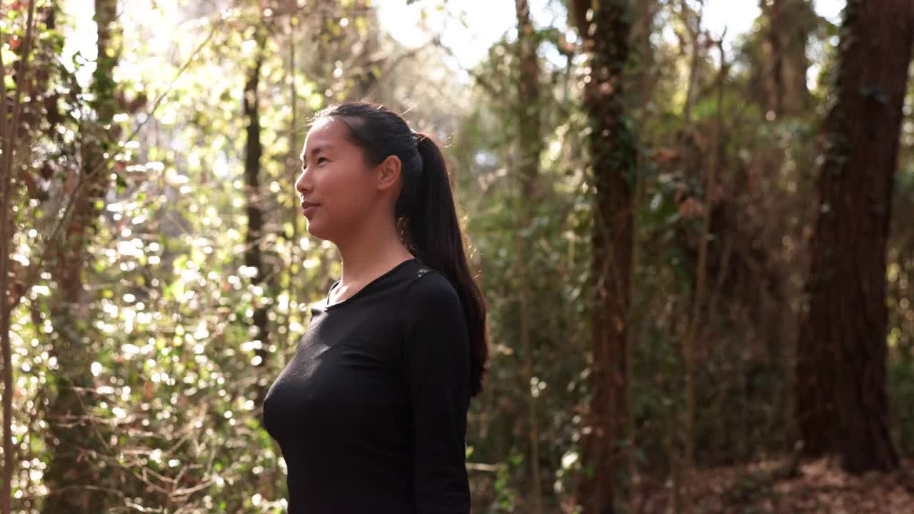 特写:女性在森林砍伐中的平衡练习视频素材