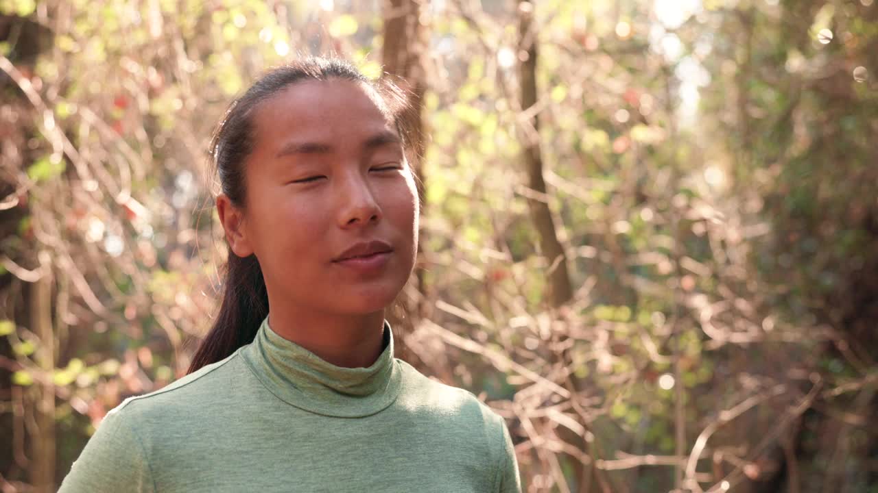 慢动作肖像:女人对镜头的宁静凝视视频素材