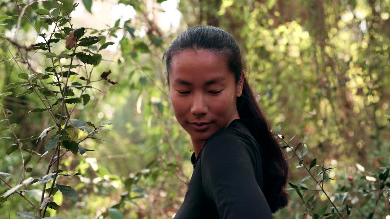 慢镜头特写:女人在森林中安详的表情视频素材