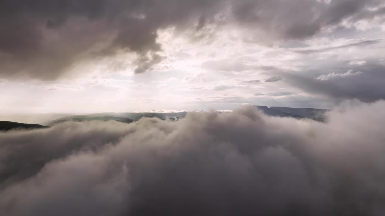 山区上空视差云的鸟瞰图。视频夏山背景视频素材