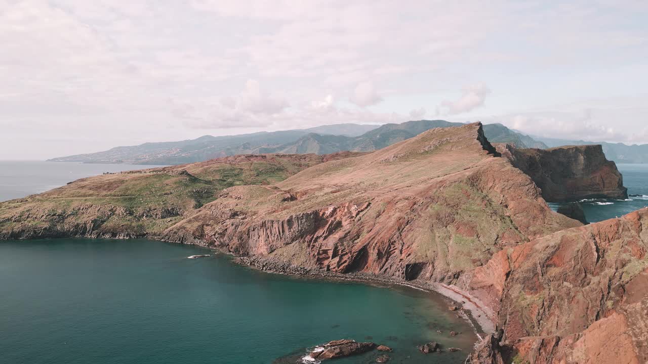 无人机在马德拉岛壮观的崎岖海岸线上飞行视频素材