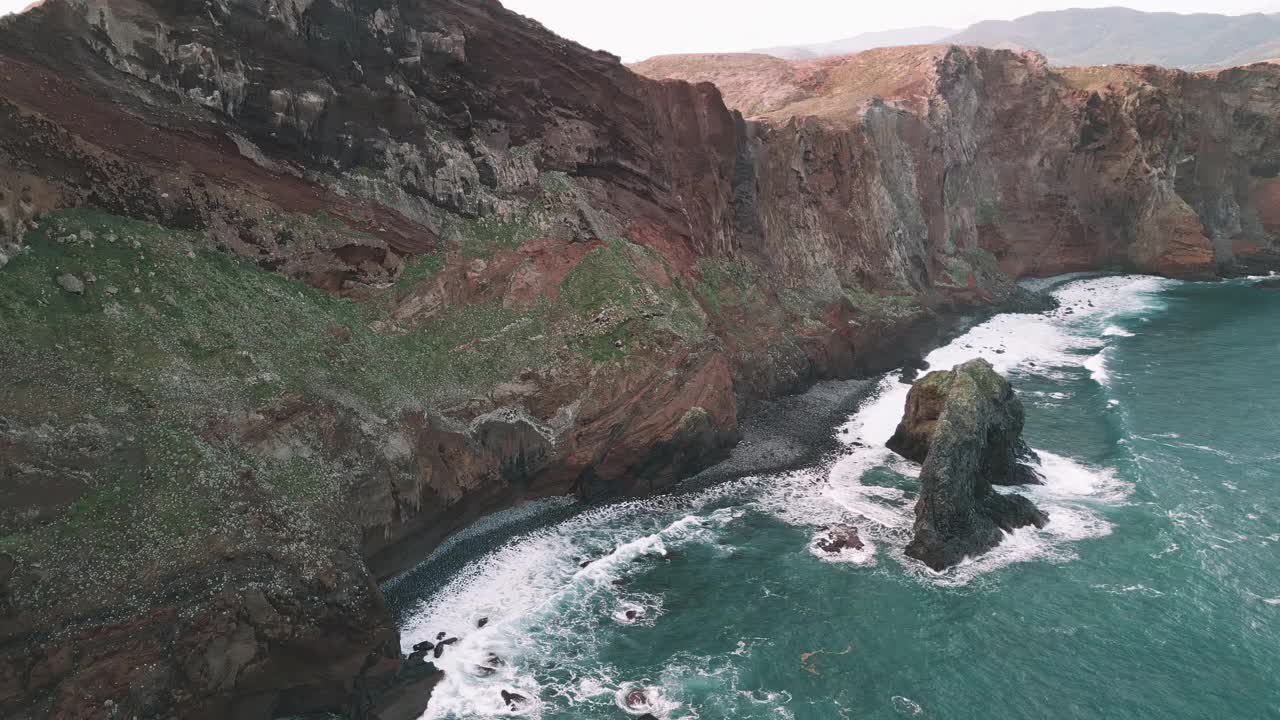 无人机在马德拉岛壮观的崎岖海岸线上飞行视频素材