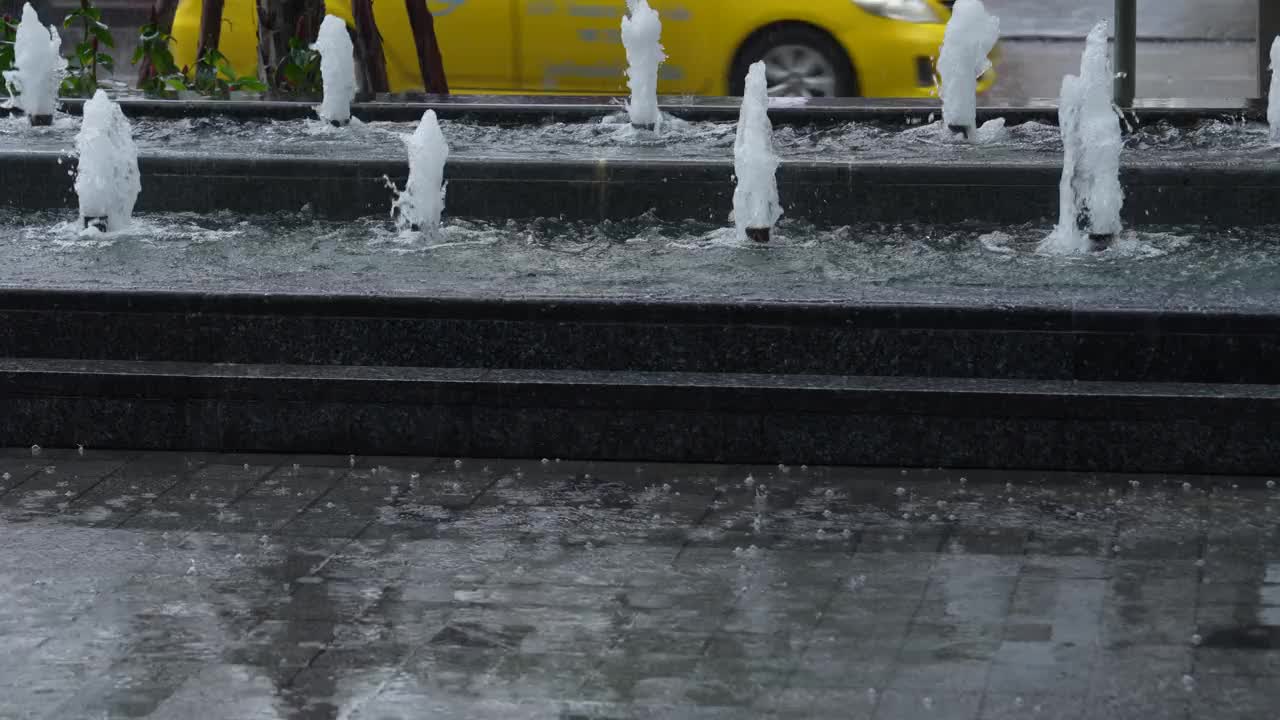 雨落在人行道上视频素材