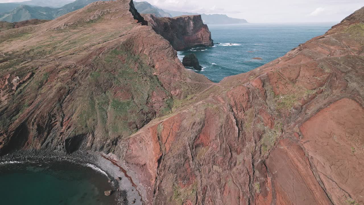 无人机在马德拉岛壮观的崎岖海岸线上飞行视频素材