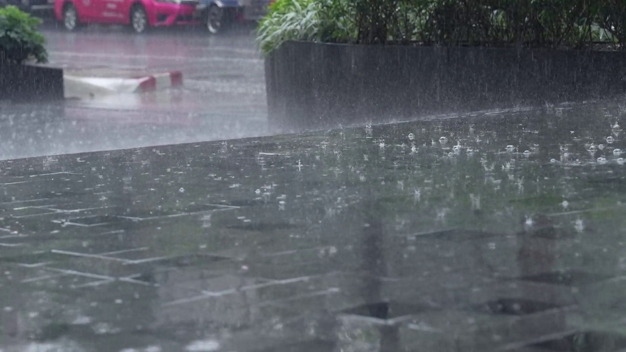 雨落在人行道上视频素材