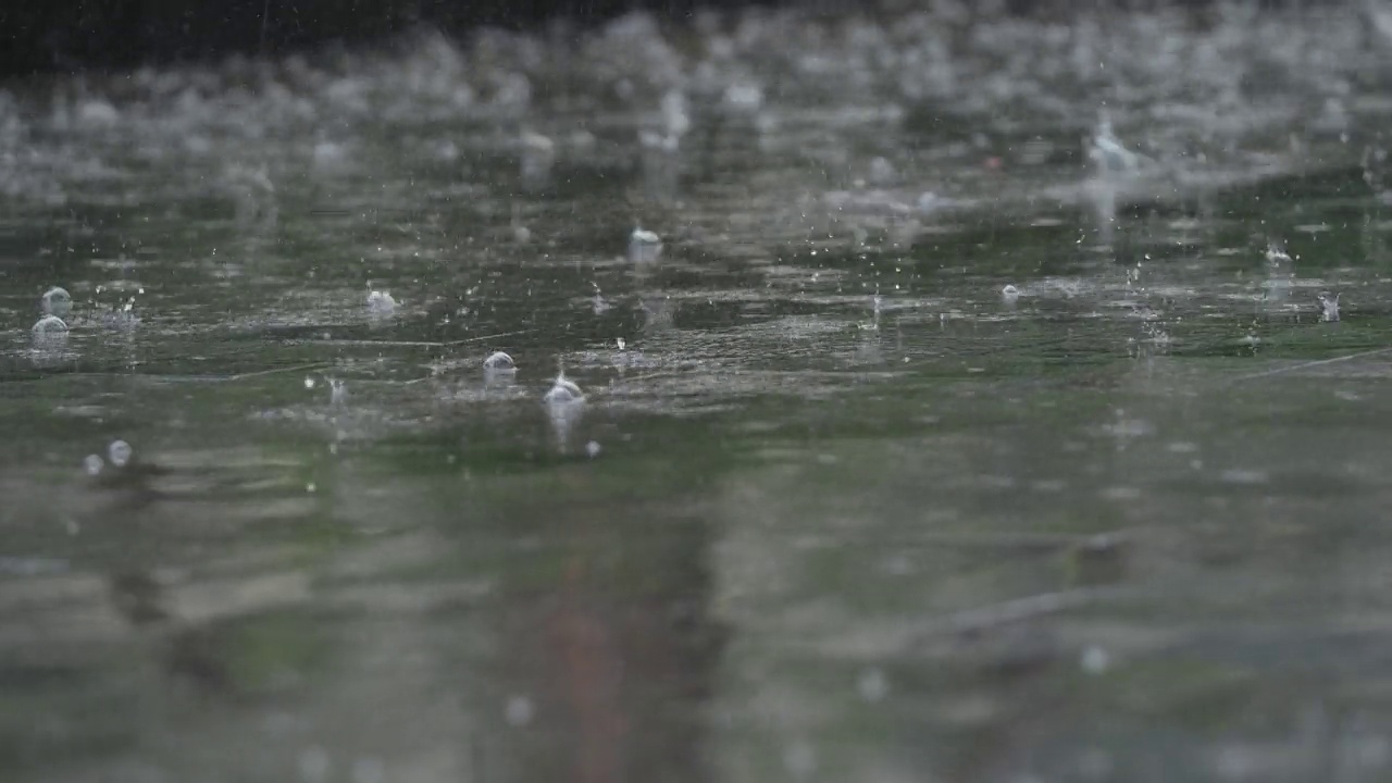 雨落在人行道上视频素材