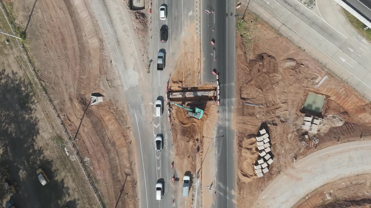 无人机拍摄的风景乡村公路交通鸟瞰图乡村道路交通视频素材