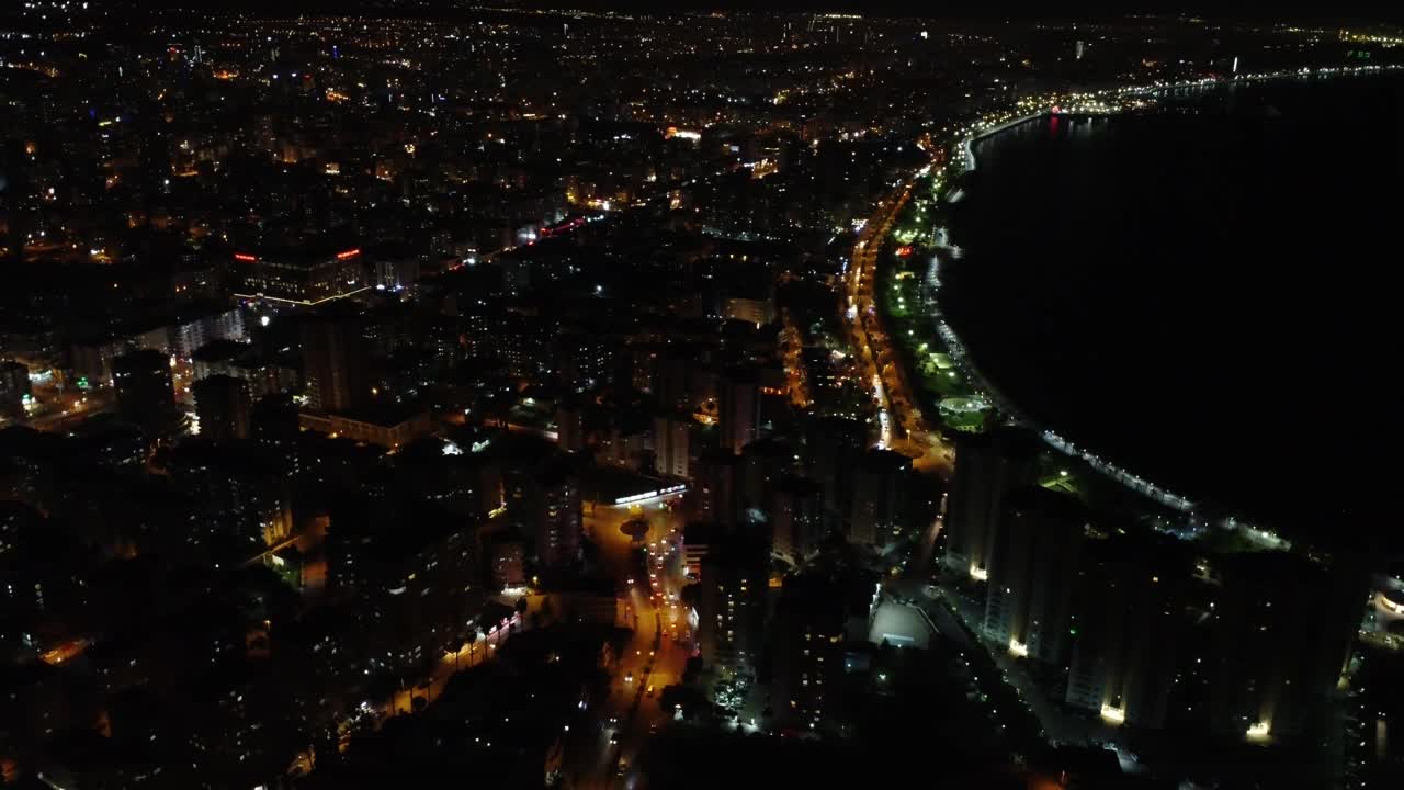 灯光照亮的梅尔辛城市在夜晚闪闪发光，展示了梅尔辛城市的景观，灯光照亮的梅尔辛城市景观令人惊叹视频素材