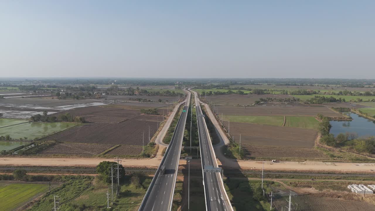 无人机拍摄的风景乡村公路交通鸟瞰图乡村道路交通视频素材