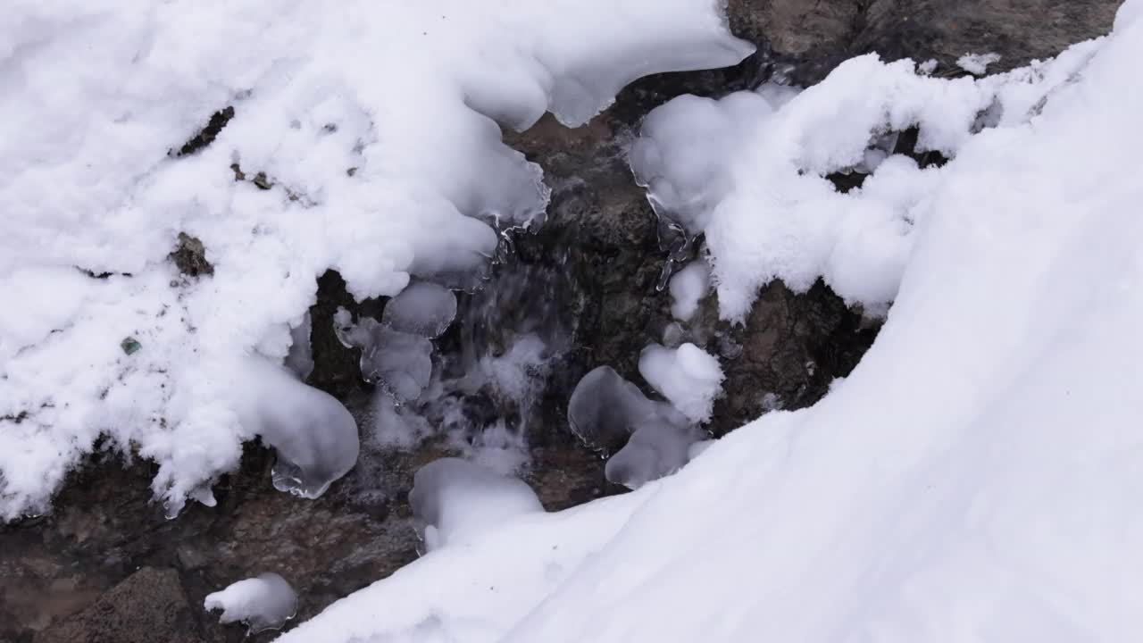 春天的水在冬天流过白雪皑皑的公园视频下载