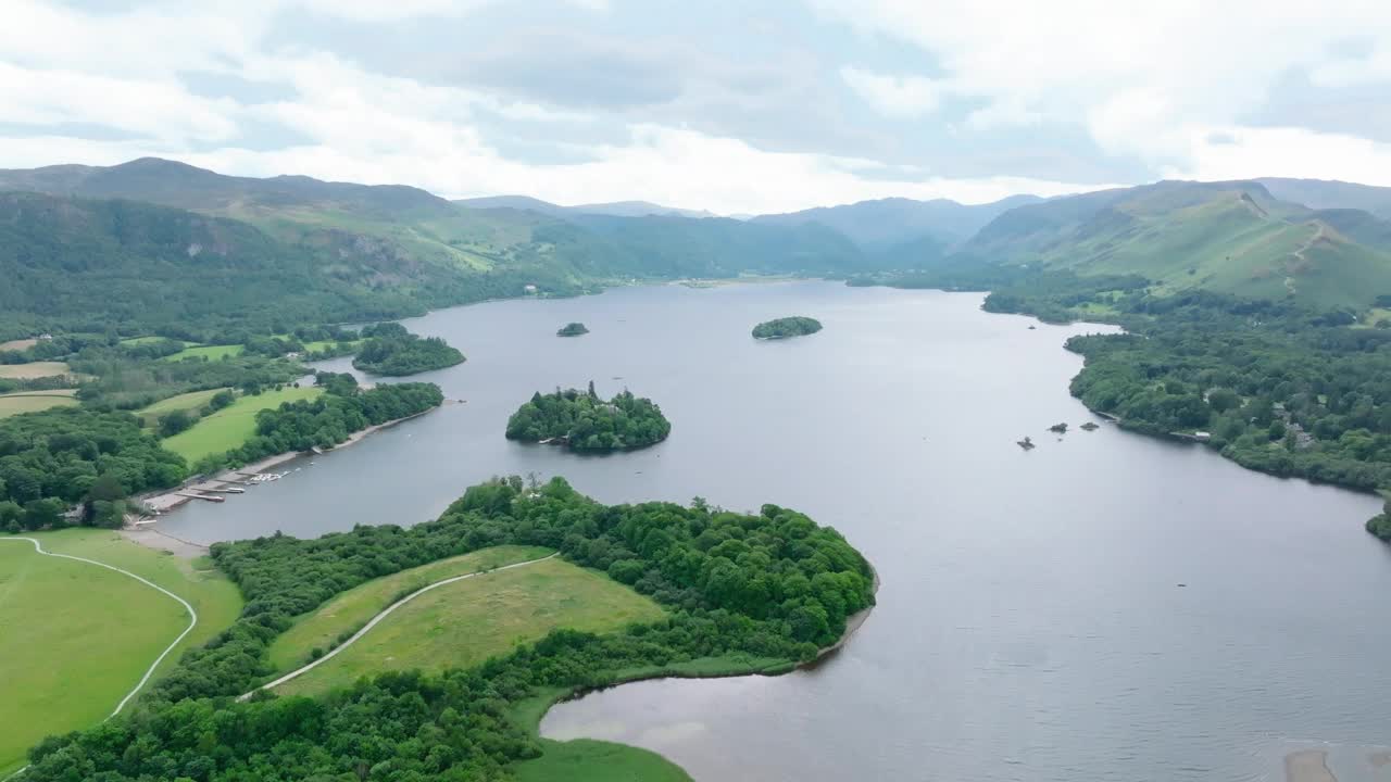 鸟瞰日落时分美丽的大湖和岛屿(德文特湖，英格兰湖区)视频素材