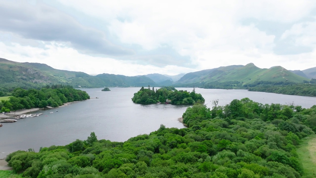 鸟瞰日落时分美丽的大湖和岛屿(德文特湖，英格兰湖区)视频素材