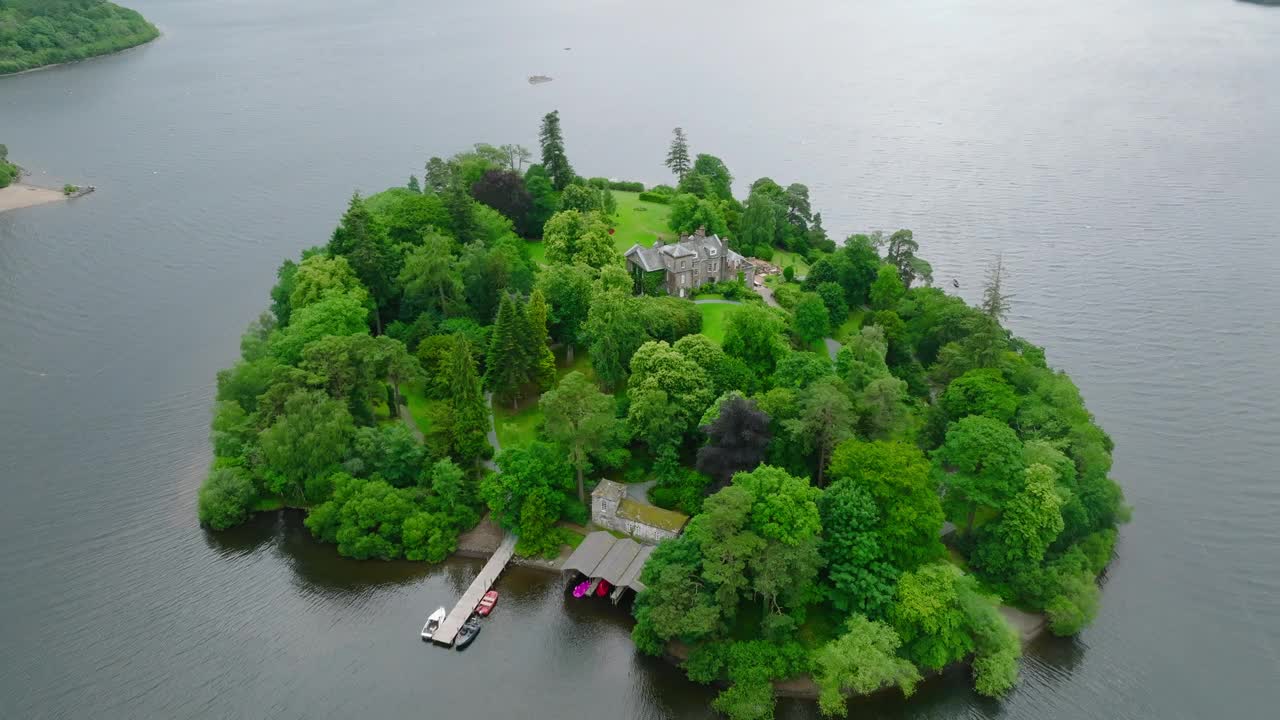 鸟瞰日落时分美丽的大湖和岛屿(德文特湖，英格兰湖区)视频素材