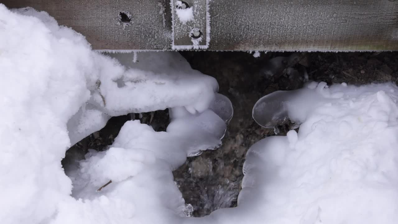 春天的水在冬天流过白雪皑皑的公园视频素材