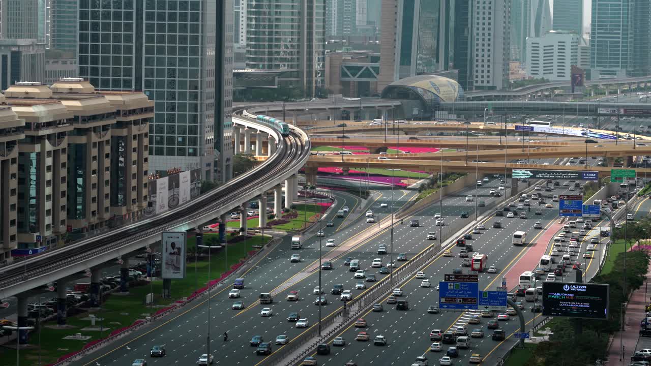 阿拉伯联合酋长国(UAE)迪拜，谢赫扎耶德路白天的交通状况视频素材