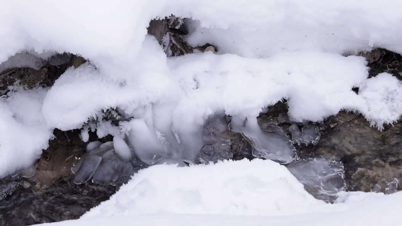 春天的水在冬天流过白雪皑皑的公园视频下载