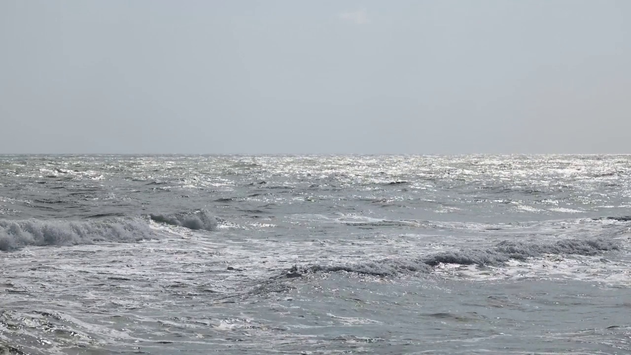 海浪冲击海岸视频素材