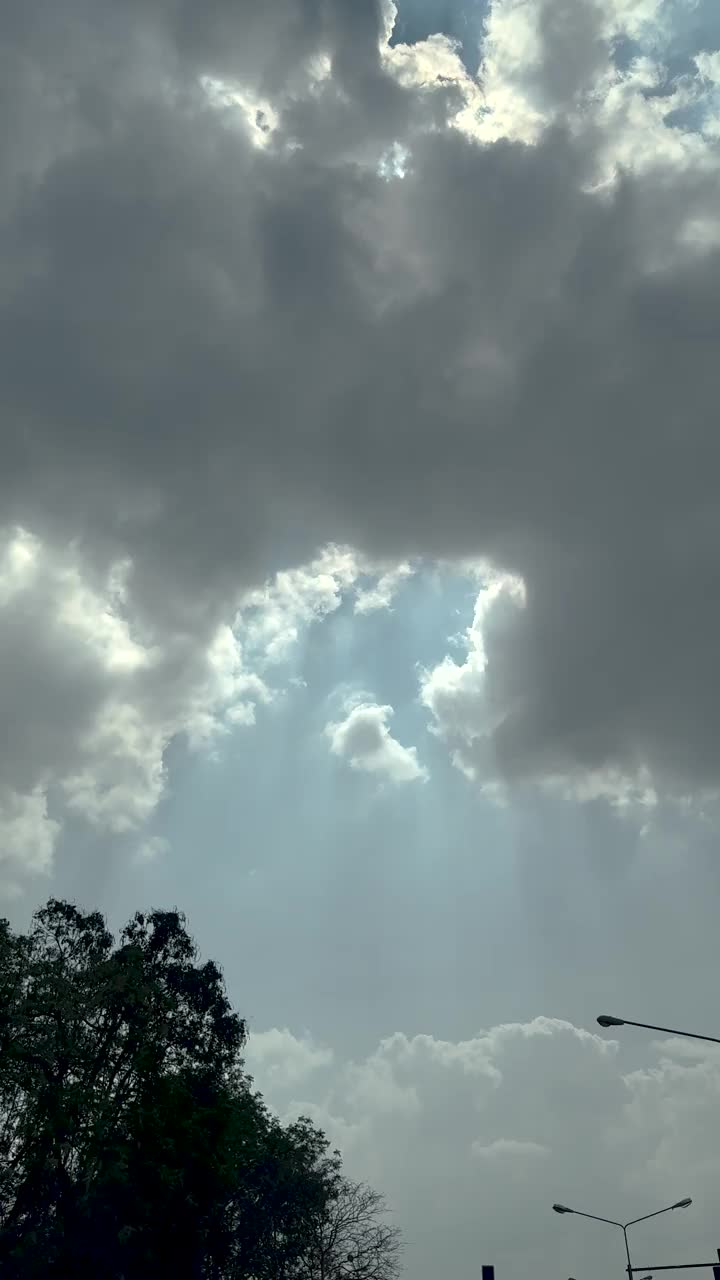 热带国家白天像雨一样多云。视频素材