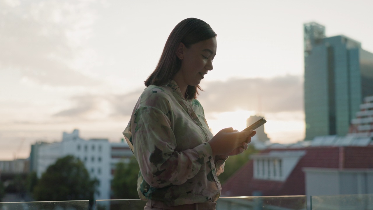 生意，电话和女人在屋顶上与社交媒体，聊天或户外咖啡休息与网络交流。在纽约，智能手机、搜索或在线女士经理应用程序可用于流媒体或阅读视频素材