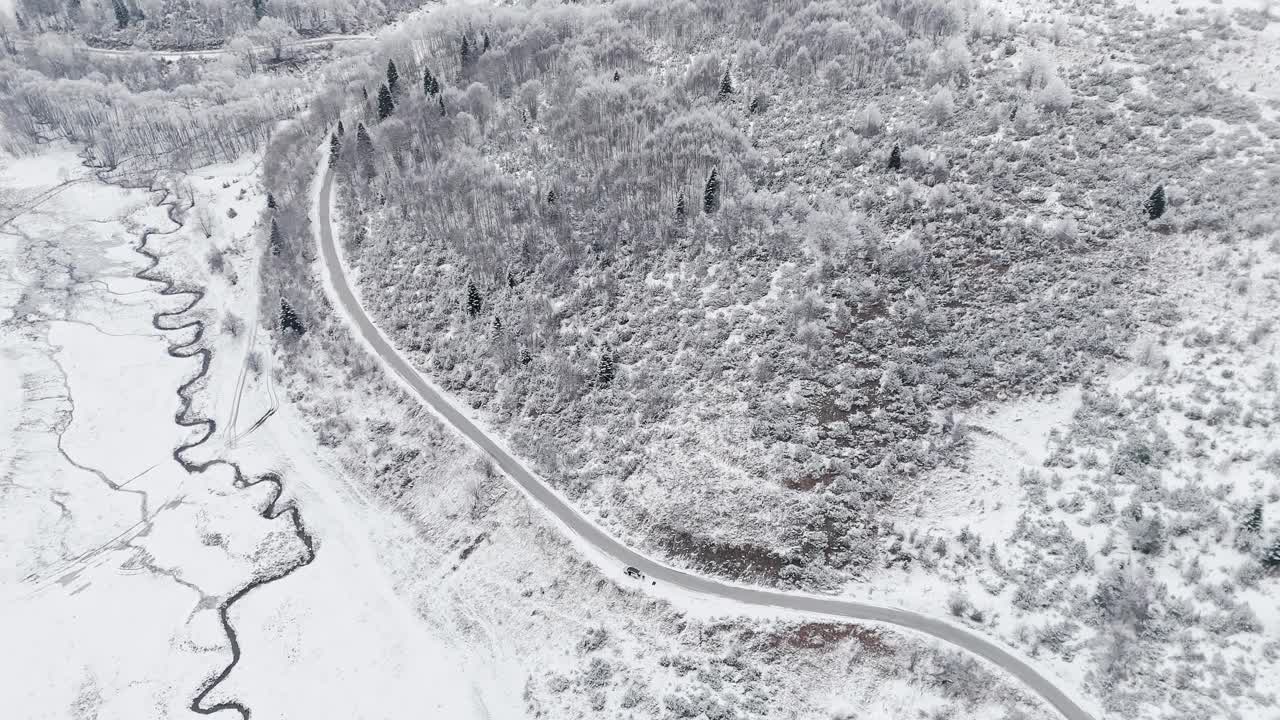 山上的雪和山路的鸟瞰图视频下载