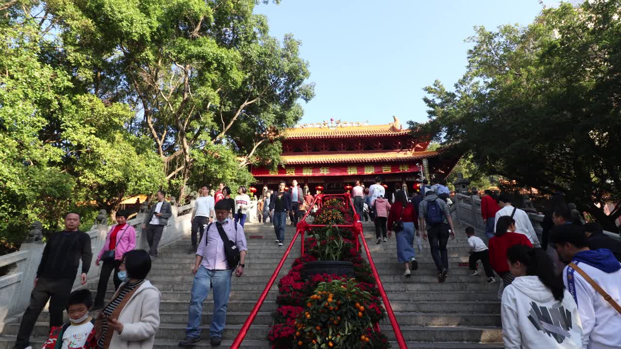 春节期间，市民前往深圳弘法寺祈福视频素材