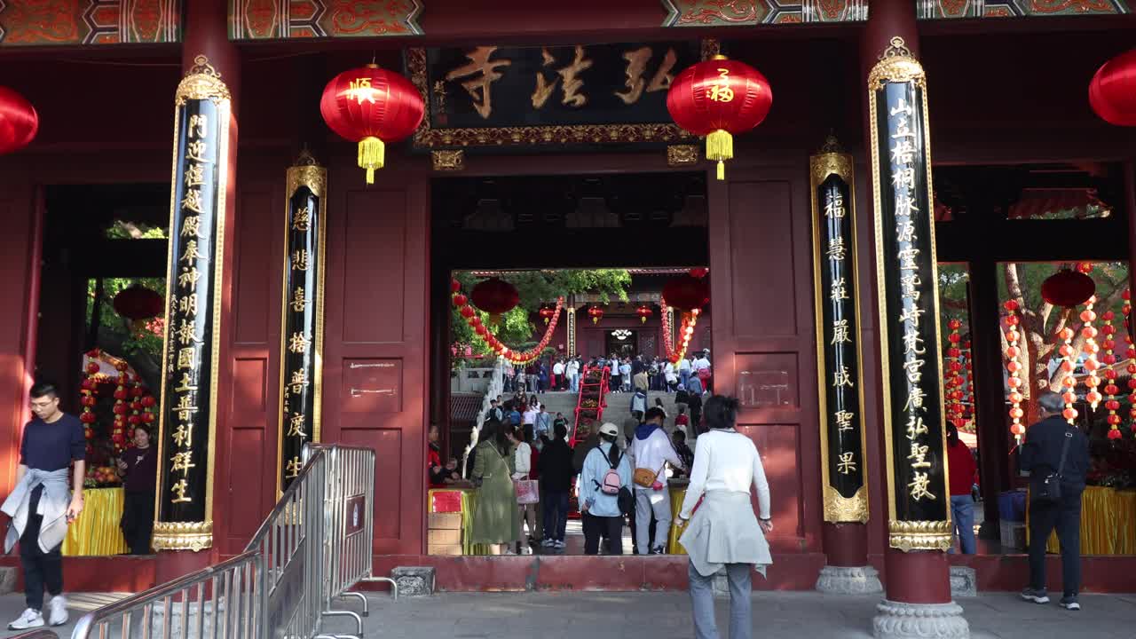 春节期间，市民前往深圳弘法寺祈福视频下载