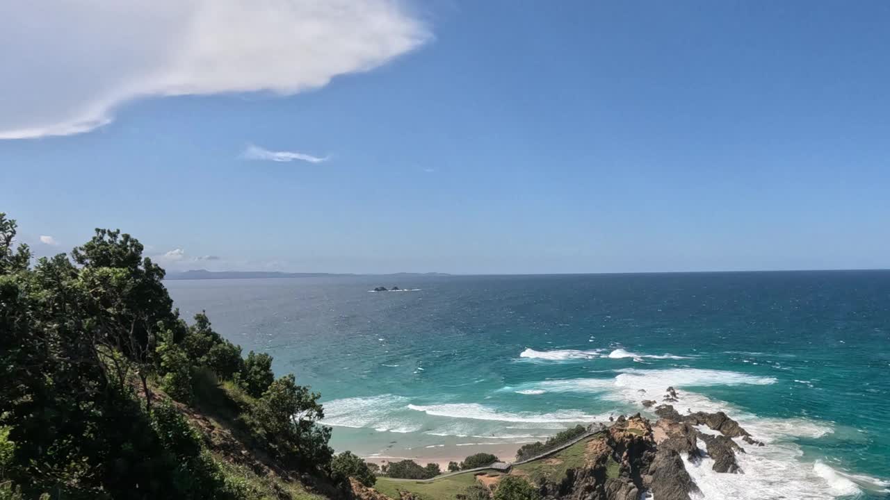 海岸远景与动态波浪视频素材