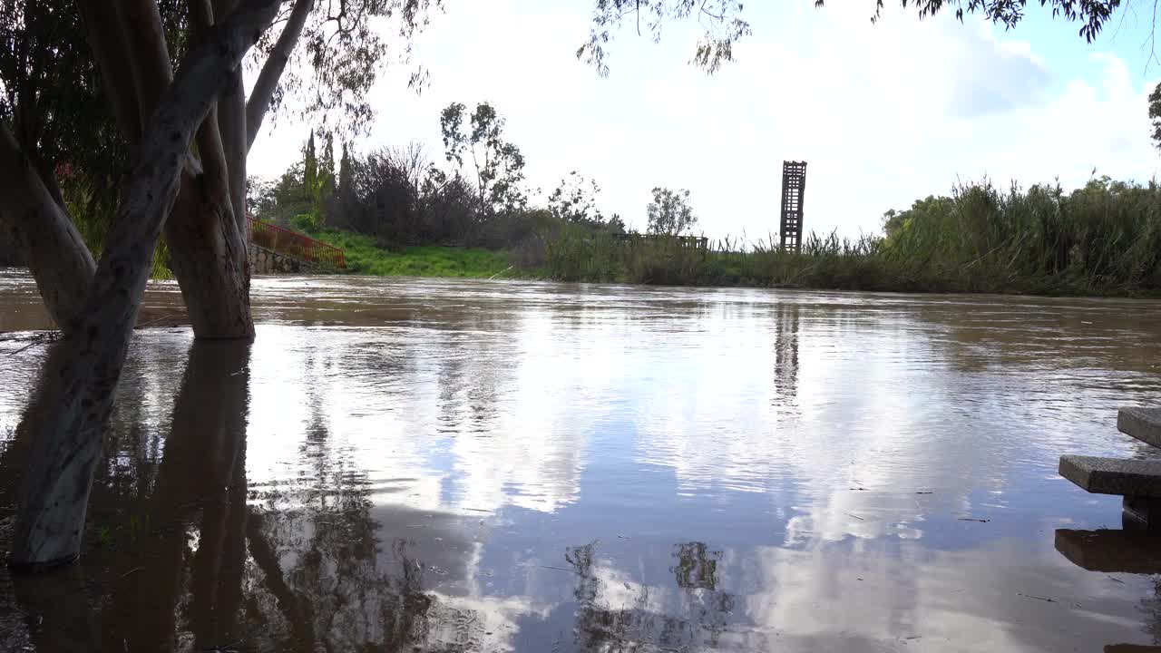 纳哈尔·亚历山大(亚历山大溪)在多日雨后一个美丽的日子里视频下载