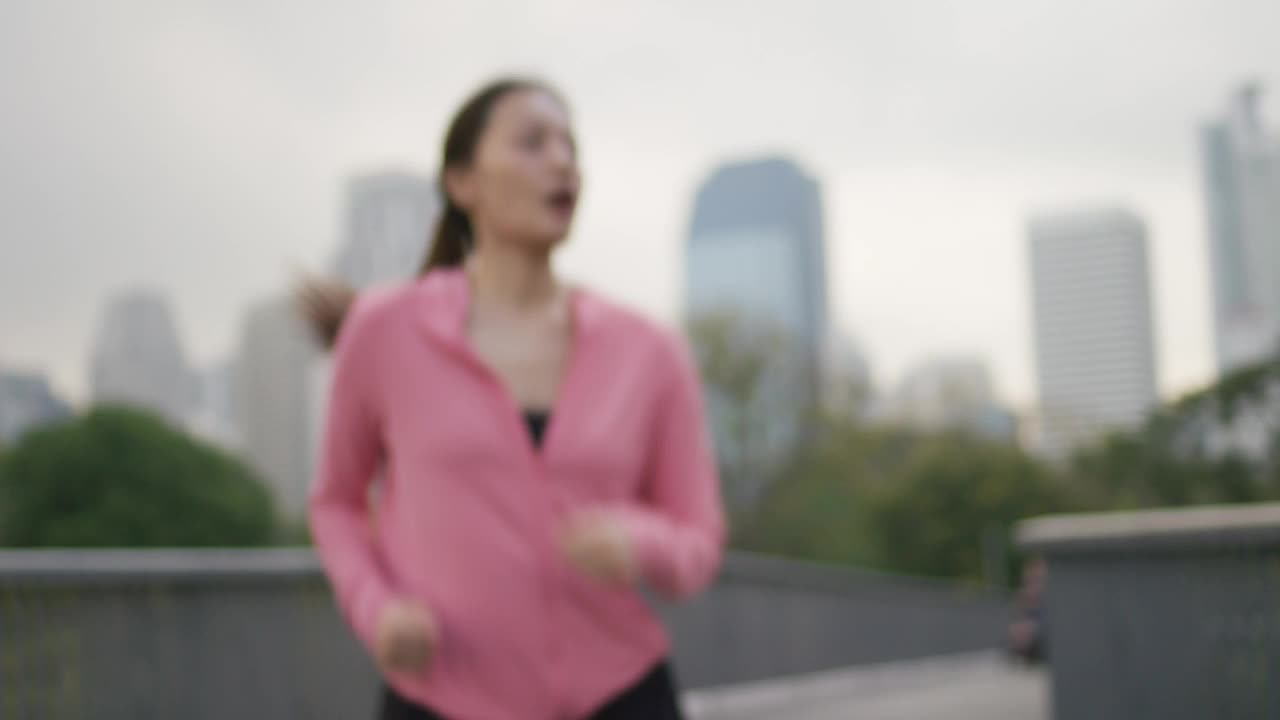 在激烈的跑步训练后，疲惫的女子正在休息视频素材