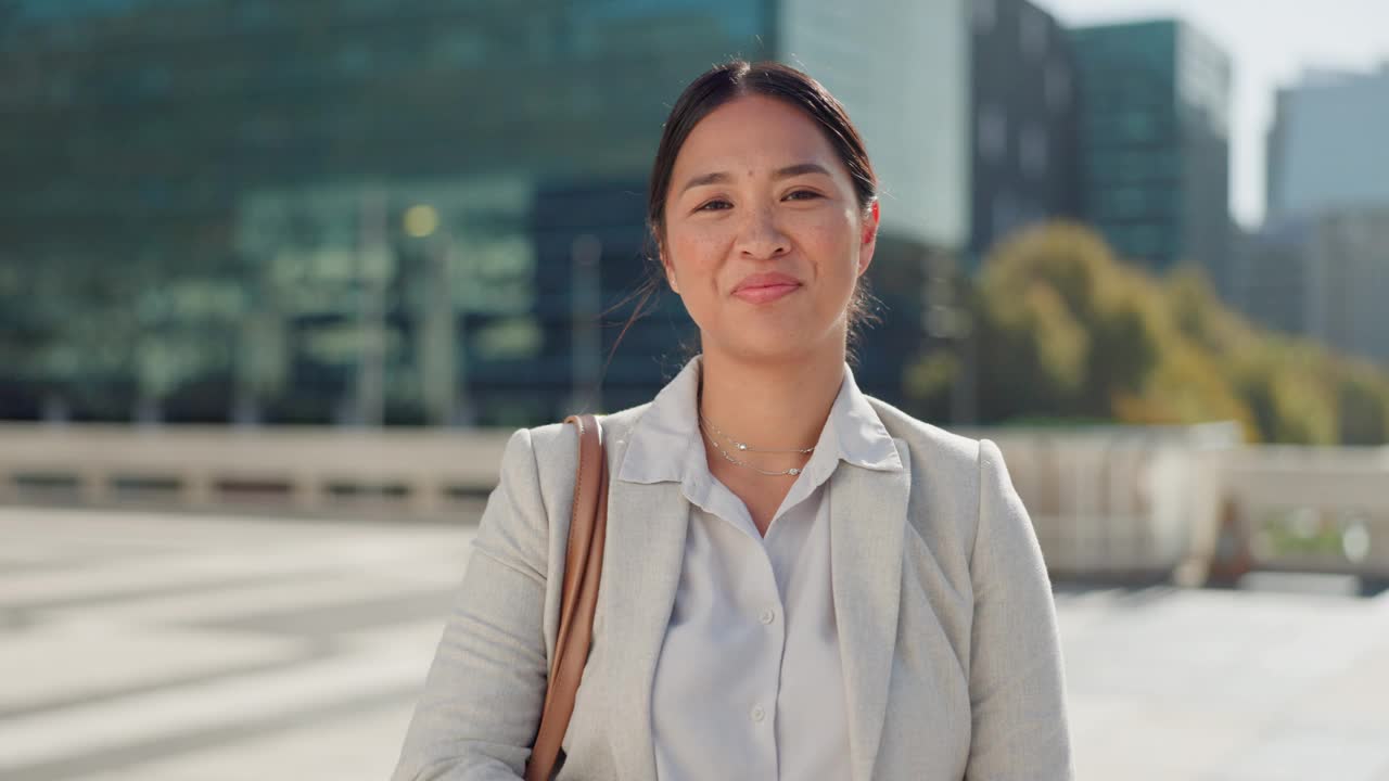 面孔，商业和亚洲女性在城市，职业生涯或实习律师事务所外的办公楼。早上，肖像和女孩有机会在法律机构找城市顾问的工作。视频素材