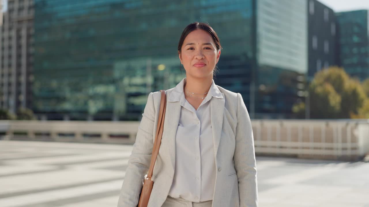 商务，面孔和亚洲女人双臂交叉在城市街道上旅行，冒险或通勤。微笑，肖像或女律师在东京工作机会，移民或律师事务所启动视频素材